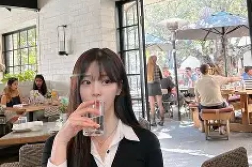 “耍大牌”被富婆贴脸开大口碑下滑是真性情还是低情商？