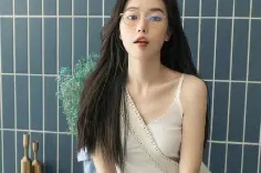 75岁刘晓庆被指耍大牌?与网红王婆同台全程冷场不互动气氛尴尬 75岁刘晓庆被指耍大牌?与网红王婆同台全程冷场不互动气氛尴尬